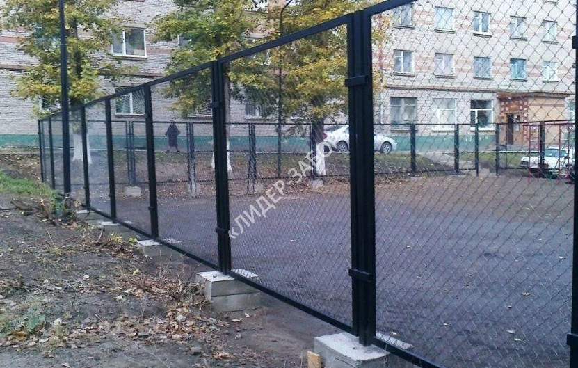 Цена Секционный забор из сетки рабицы черный в Москве Купить Секционный забор из сетки рабицы черный